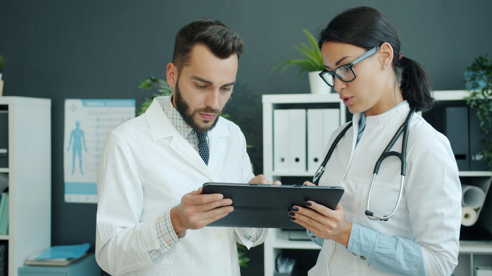 Dois médicos consultando um tablet juntos